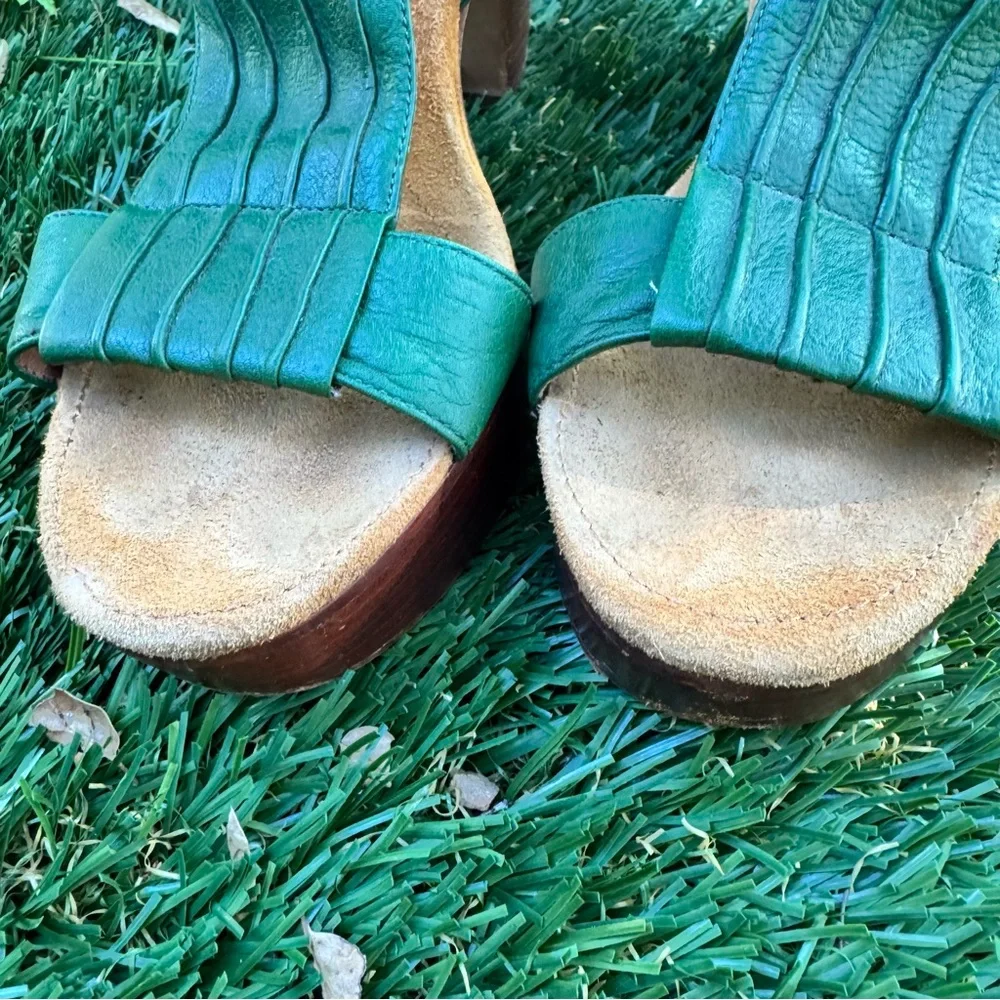Biviel Green leather Platform heels